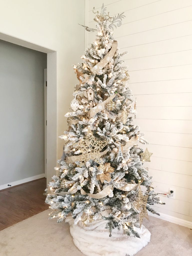 12 Secrets To Decorate A Stunning Christmas Tree - Rooted Childhood