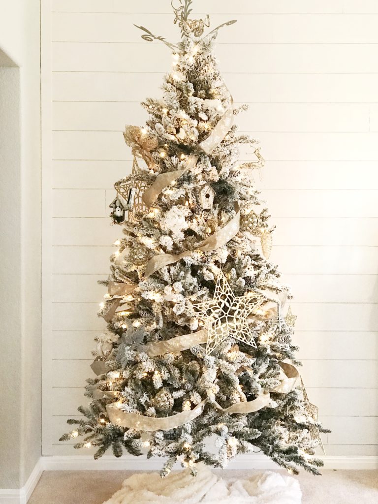 12 Secrets To Decorate A Stunning Christmas Tree - Rooted Childhood