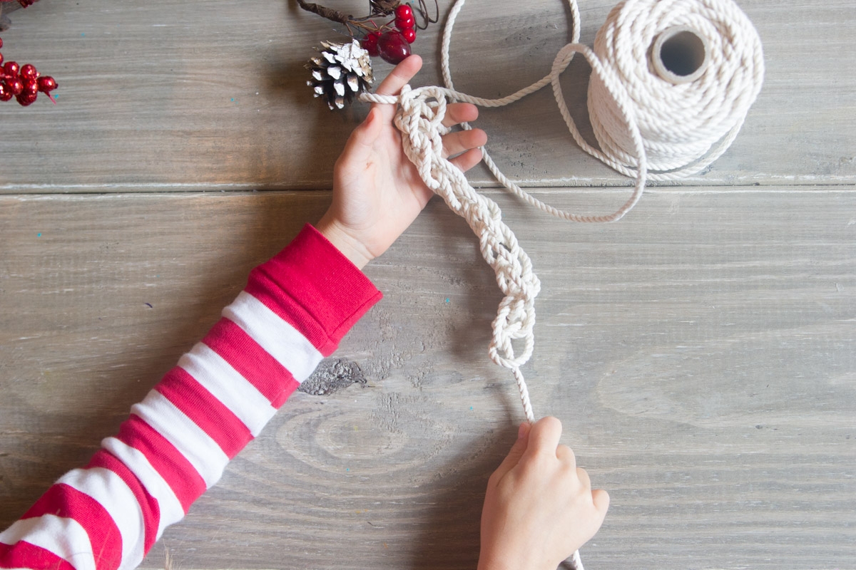 Easy finger-knitted wreath ornament