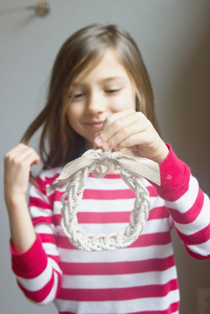 Easy finger-knitted wreath ornament, perfect craft for kids! | www.PracticallyHIppie.com