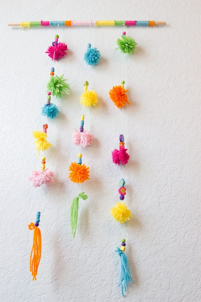 fire afdeling Perfekt Easy Yarn Pom Pom Wall Hanging| Kids' Craft Idea