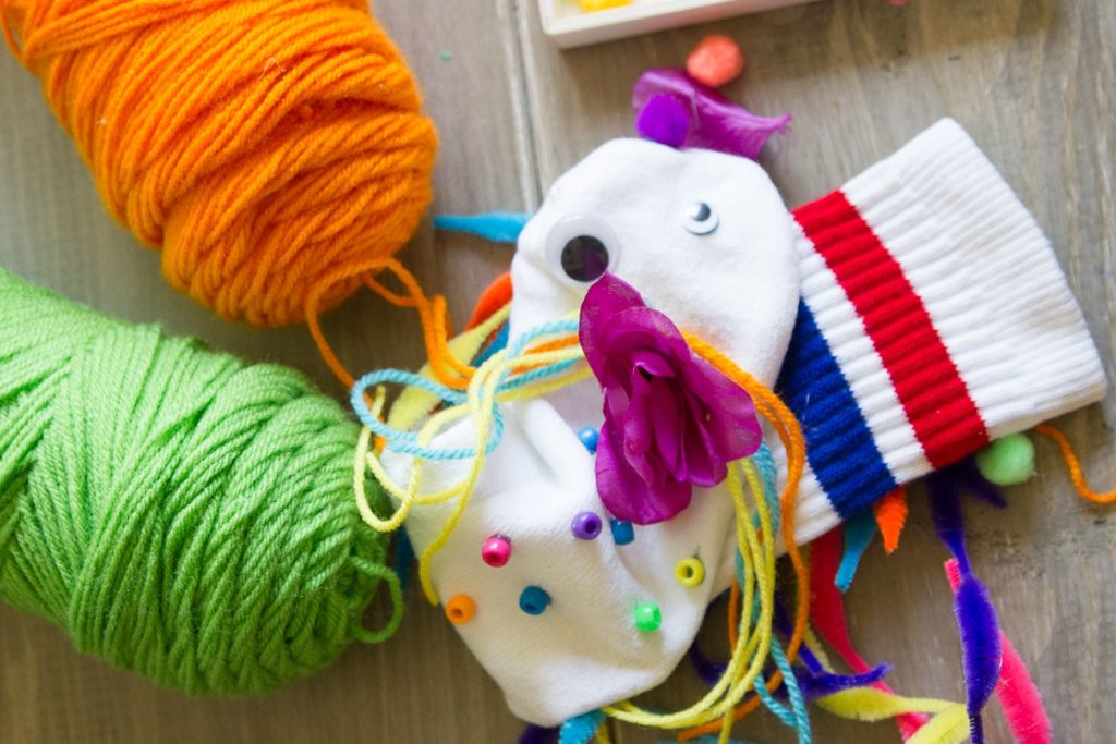 make your own sock puppets #kidscraft #kidsactivities